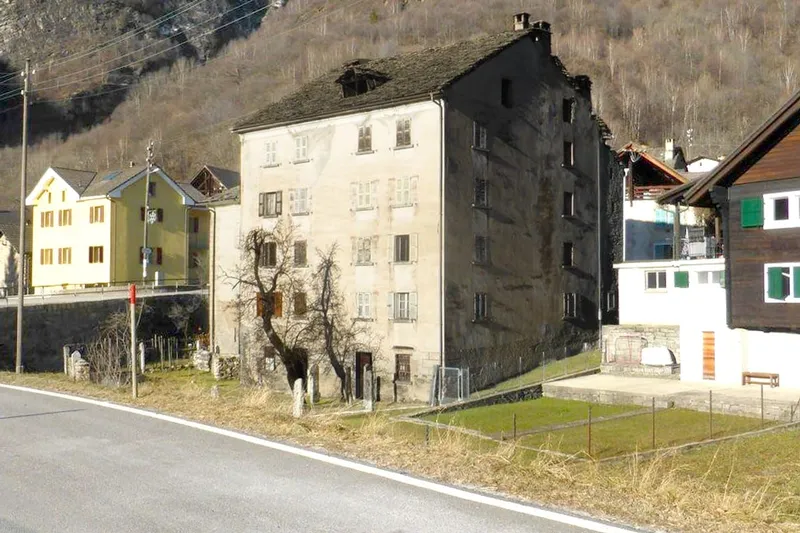 Interessante casa d'epoca da ristrutturare su cinque livelli., photo 2