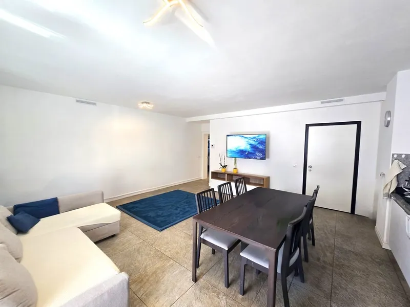 Bel 4,5 locali in stile moderno con grande terrazza coperta., foto 2