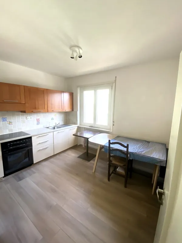 Bel 3,5 recentemente parzialmente ristrutturato con balcone coperto., foto 3