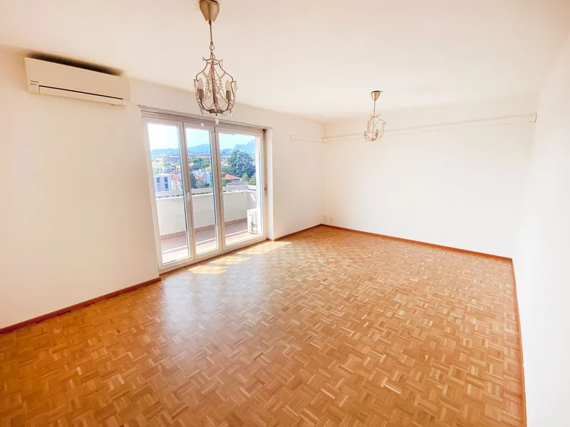 Splendido comodo 3,5 locali ristrutturato con terrazzo panoramico, foto 2