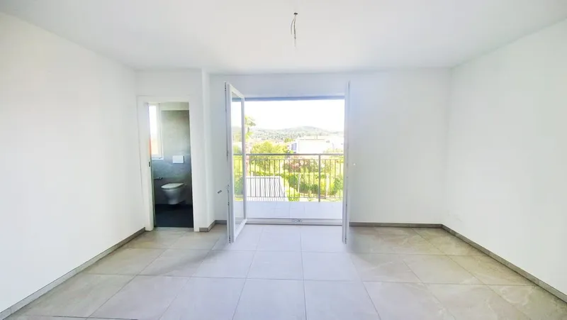 Nuovo appartamento 2,5 locali con balcone coperto e vista aperta, photo 3