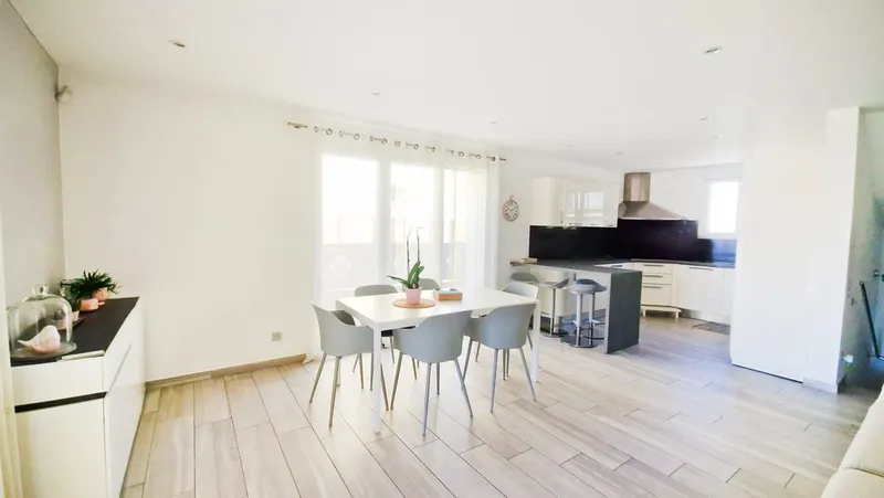 Moderna casa indipendente 6,5 con giardino con vasca idromassaggio, Foto 3