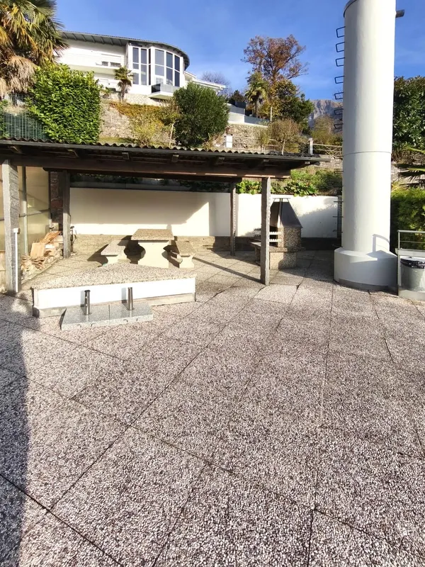 Luminoso 2,5 con ampia terrazza vista lago in residenza con piscina, foto 10