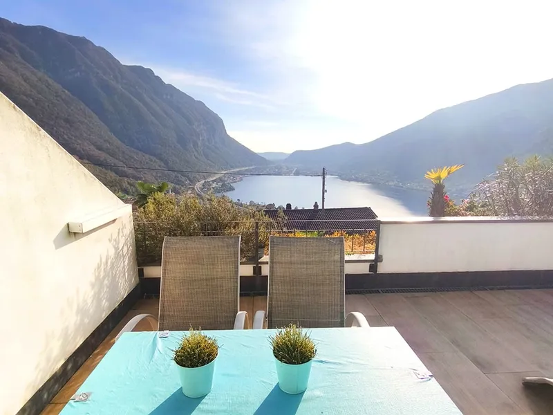 Luminoso 2,5 con ampia terrazza vista lago in residenza con piscina, foto 1