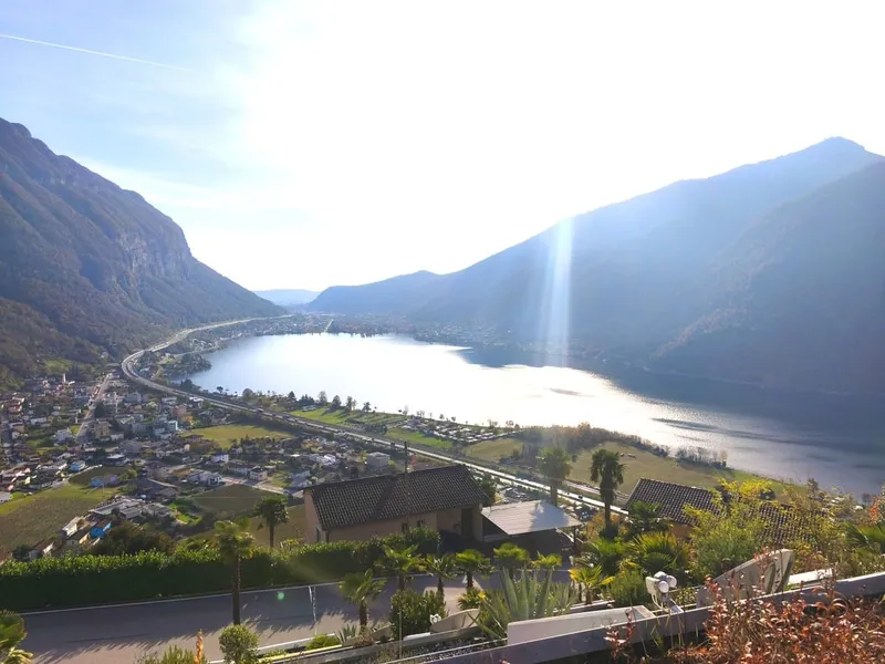 Luminoso 2,5 con ampia terrazza vista lago in residenza con piscina, foto 8