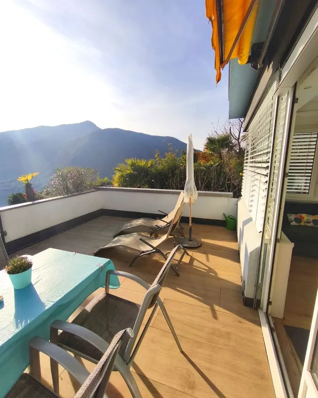 Luminoso 2,5 con ampia terrazza vista lago in residenza con piscina, foto 9