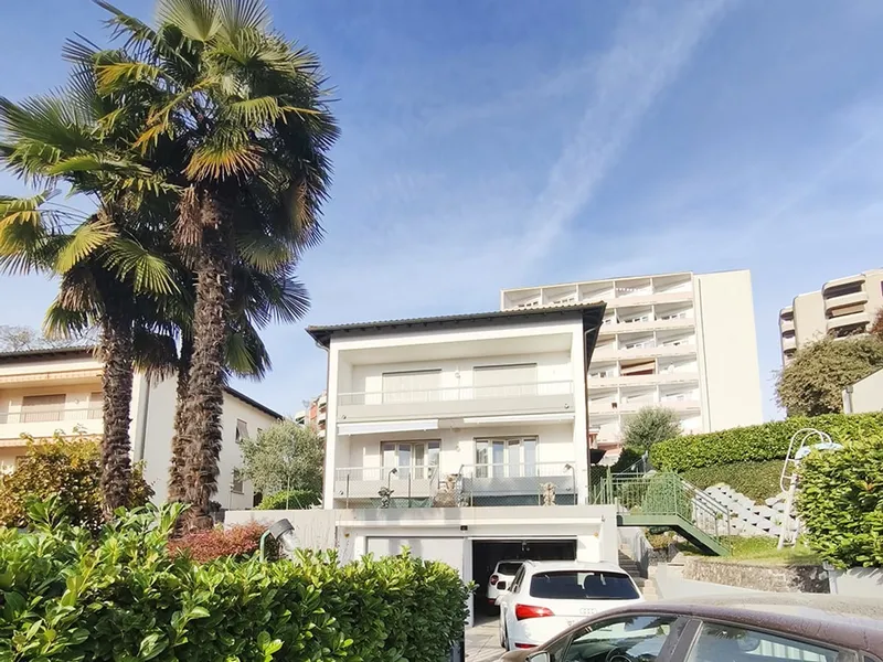 Elegante villa indipendente 5,5 locali con piscina e ampio giardino, Foto 1