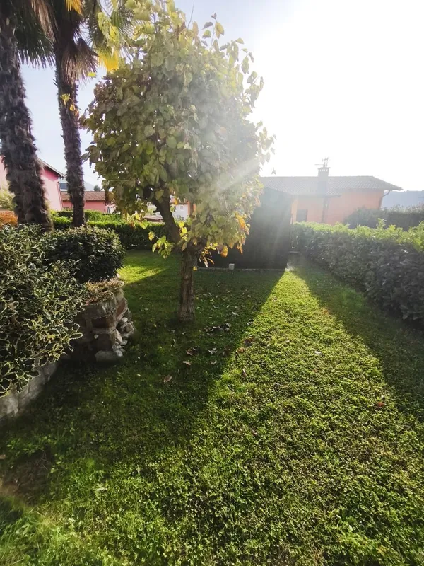 Elegante villa indipendente 5,5 locali con piscina e ampio giardino, Foto 14