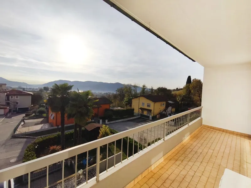 Elegante villa indipendente 5,5 locali con piscina e ampio giardino, Foto 4