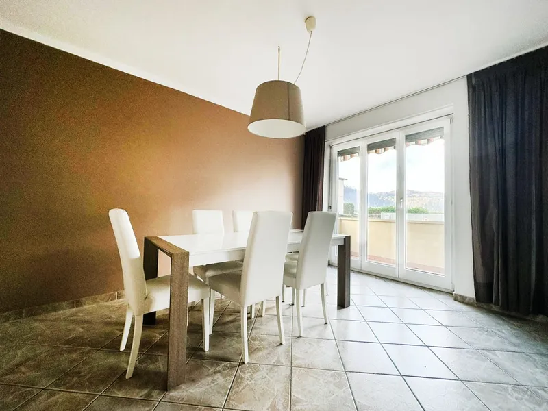 Elegante 3,5 ristrutturato con terrazzo e balcone in zona tranquilla, foto 2