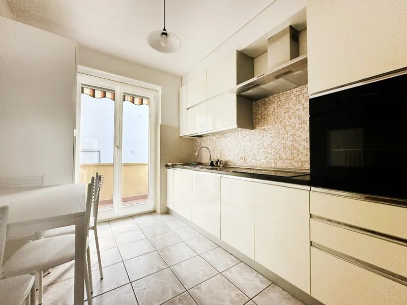 Elegante 3,5 ristrutturato con terrazzo e balcone in zona tranquilla, foto 3