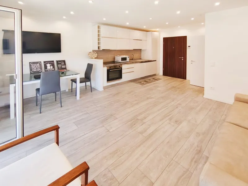 Raffinato 1,5 locali ristrutturato con balcone e cucina nuova., Foto 2