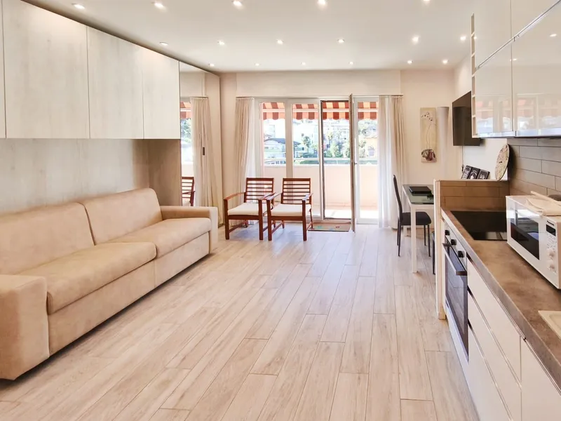 Raffinato 1,5 locali ristrutturato con balcone e cucina nuova., Foto 1