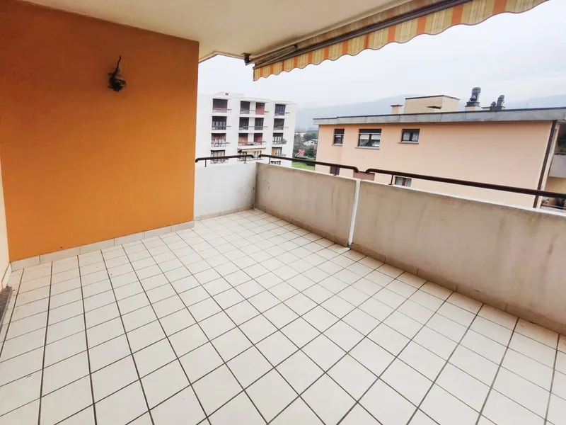 Ultimo piano 4,5 ristrutturato con terrazzi e scorcio sul lago, foto 9