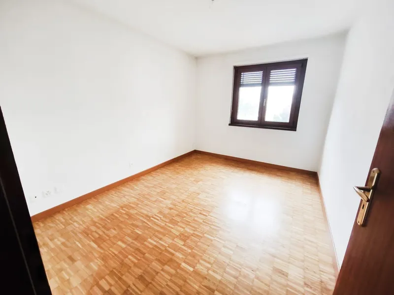 Ultimo piano 4,5 ristrutturato con terrazzi e scorcio sul lago, foto 4