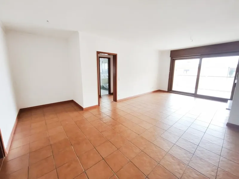 Ultimo piano 4,5 ristrutturato con terrazzi e scorcio sul lago, foto 3