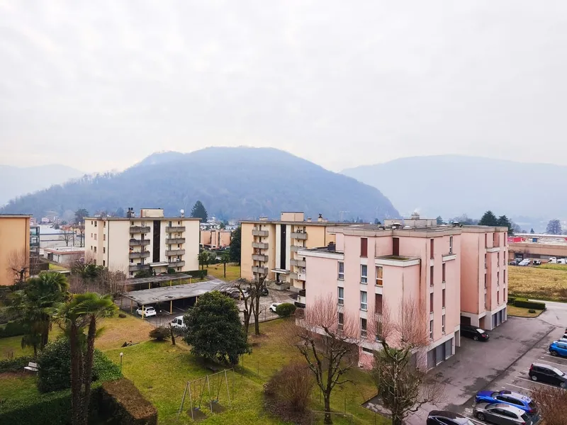Ultimo piano 4,5 ristrutturato con terrazzi e scorcio sul lago, foto 10
