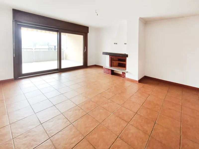 Ultimo piano 4,5 ristrutturato con terrazzi e scorcio sul lago, foto 1