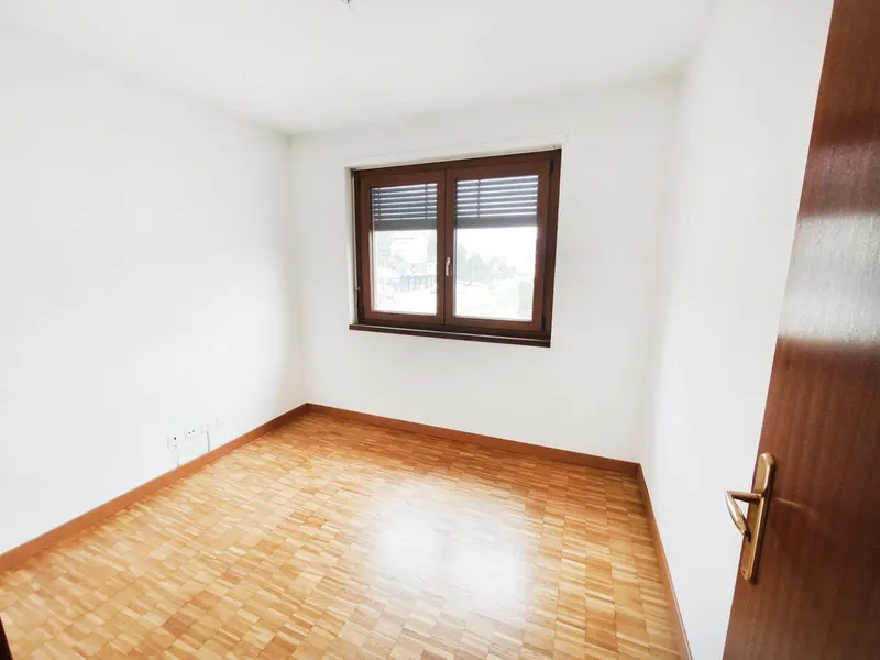Ultimo piano 4,5 ristrutturato con terrazzi e scorcio sul lago, foto 6