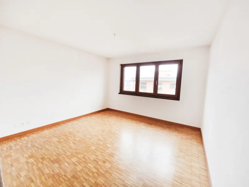 Ultimo piano 4,5 ristrutturato con terrazzi e scorcio sul lago, foto 5