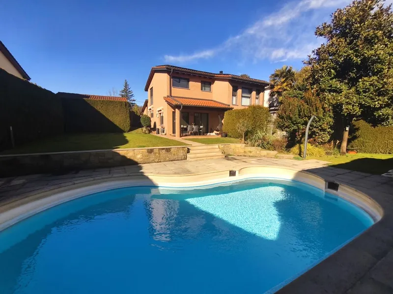 Villa 5,5 locali con piscina riscaldata, giardino privato e ampi spazi, foto 1