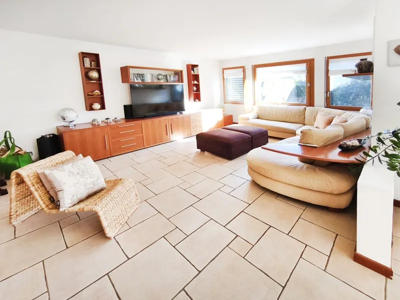 Villa 5,5 locali con piscina riscaldata, giardino privato e ampi spazi, foto 3