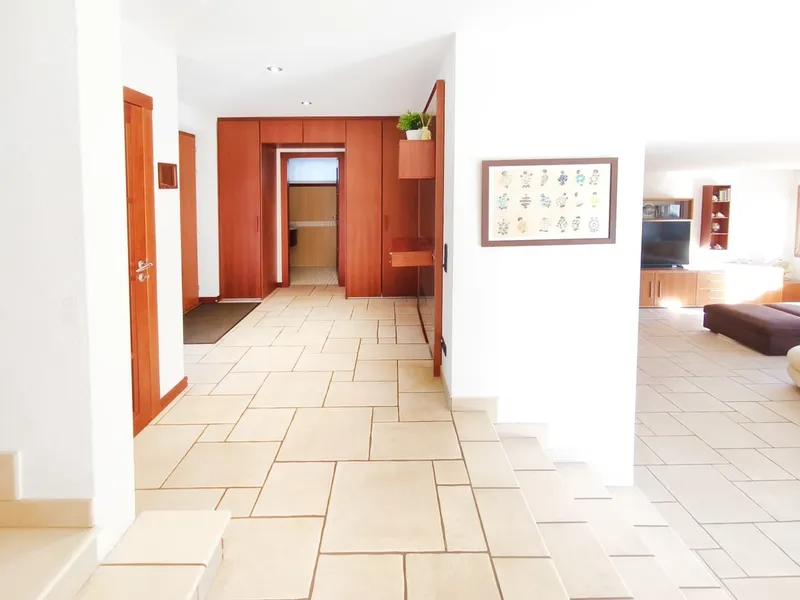 Villa 5,5 locali con piscina riscaldata, giardino privato e ampi spazi, foto 2