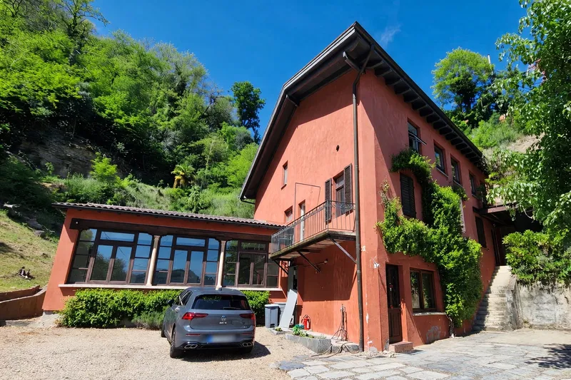 Stabile plurifamiliare con due appartamenti e spazio commerciale, Foto 1