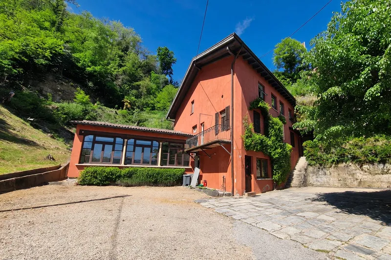 Stabile plurifamiliare con due appartamenti e spazio commerciale, Foto 2