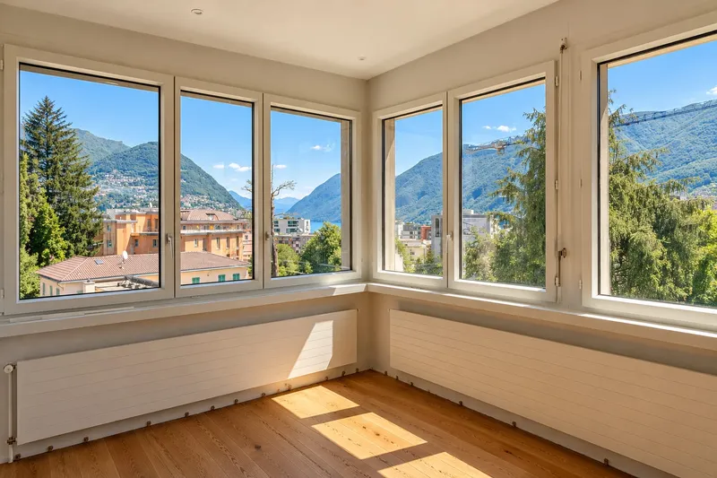 Prestigioso 5,5 ristrutturato in alto standing, vista lago a Loreto, foto 3