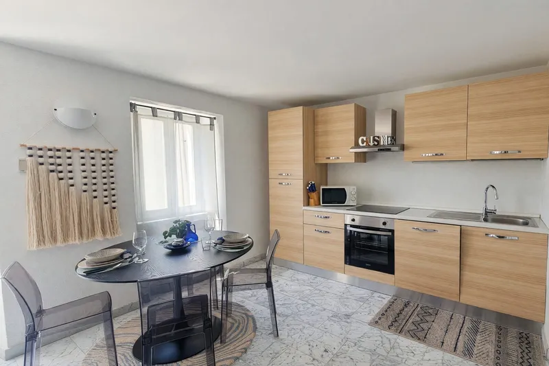 Appartamento 2,5 ristrutturato con balcone e scorcio lago, Foto 7