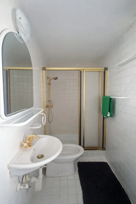 Appartamento 2,5 ristrutturato con balcone e scorcio lago, Foto 18