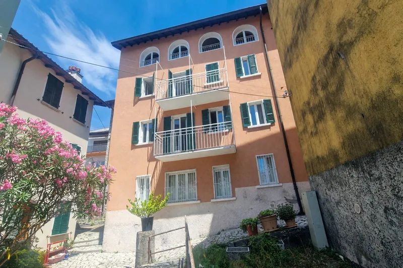 Appartamento 2,5 ristrutturato con balcone e scorcio lago, Foto 23