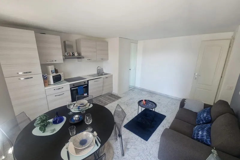 Appartamento 2,5 ristrutturato con balcone e scorcio lago, Foto 1