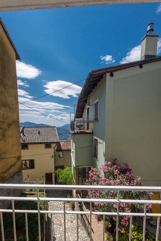 Appartamento 2,5 ristrutturato con balcone e scorcio lago, Foto 5