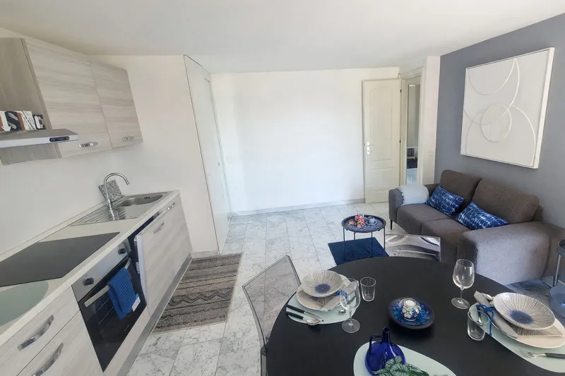 Appartamento 2,5 ristrutturato con balcone e scorcio lago, Foto 2