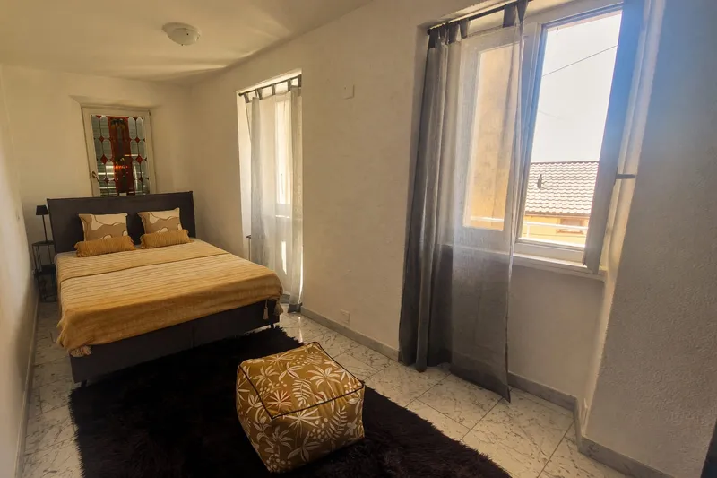 Appartamento 2,5 ristrutturato con balcone e scorcio lago, Foto 11