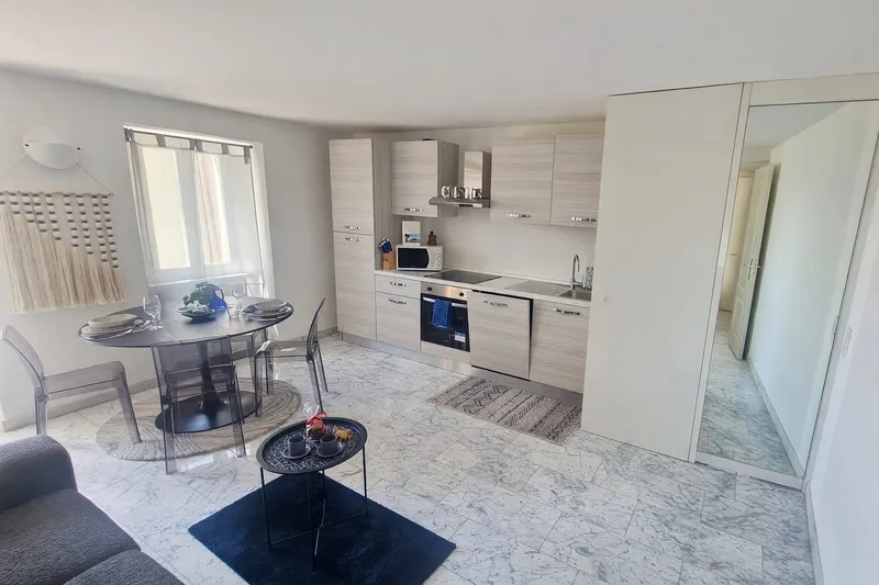 Appartamento 2,5 ristrutturato con balcone e scorcio lago, Foto 9