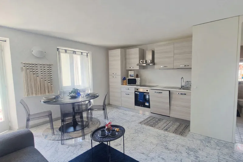 Appartamento 2,5 ristrutturato con balcone e scorcio lago, Foto 10