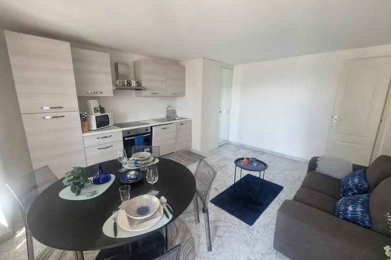 Appartamento 2,5 ristrutturato con balcone e scorcio lago, Foto 8