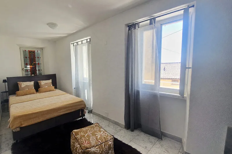 Appartamento 2,5 ristrutturato con balcone e scorcio lago, Foto 13