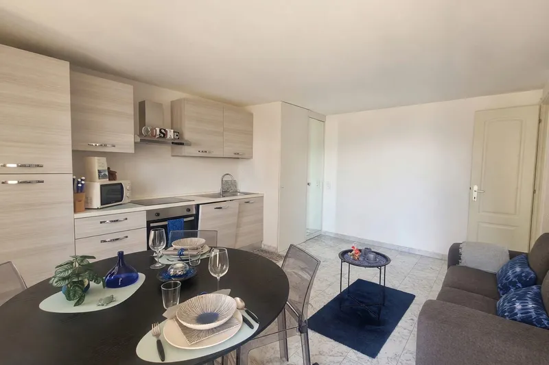 Appartamento 2,5 ristrutturato con balcone e scorcio lago, Foto 3