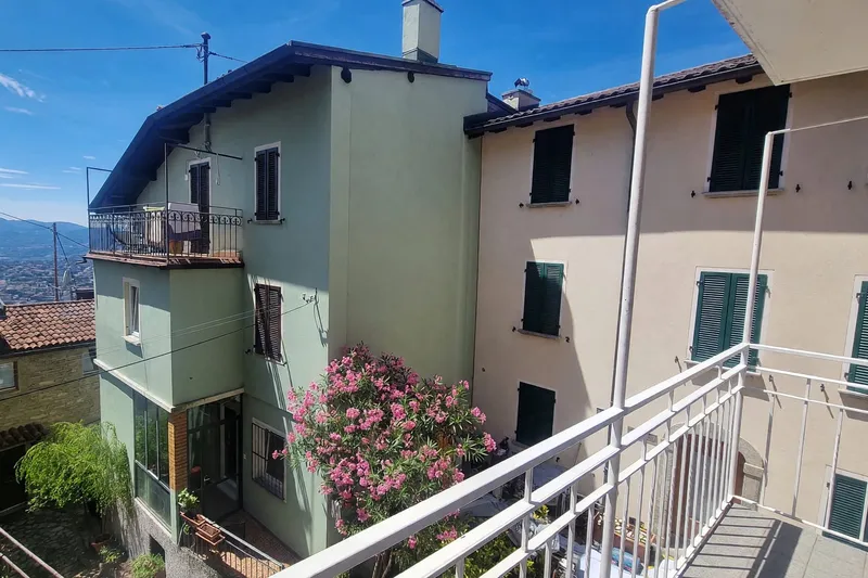 Appartamento 2,5 ristrutturato con balcone e scorcio lago, Foto 6
