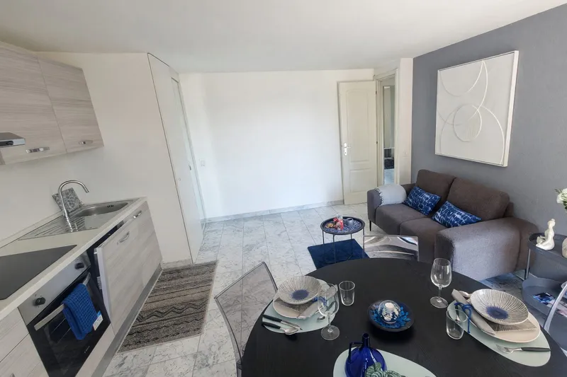 Appartamento 2,5 ristrutturato con balcone e scorcio lago, Foto 4