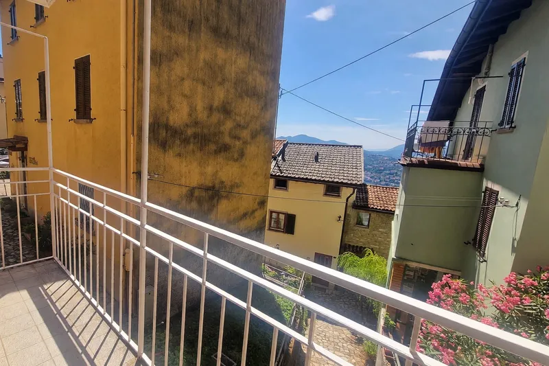 Appartamento 2,5 ristrutturato con balcone e scorcio lago, Foto 16
