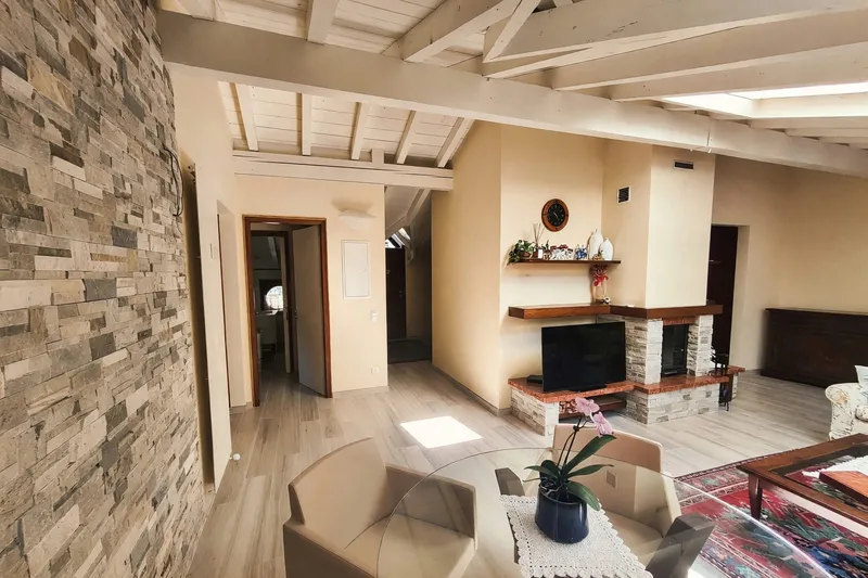 Elegante 4,5 vista lago ristrutturato con giardino privato a Capolago, Foto 2