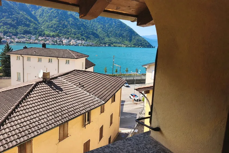 Elegante 4,5 vista lago ristrutturato con giardino privato a Capolago, Foto 11