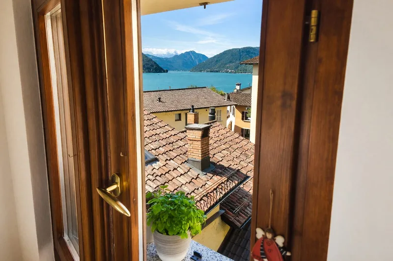 Elegante 4,5 vista lago ristrutturato con giardino privato a Capolago, Foto 13