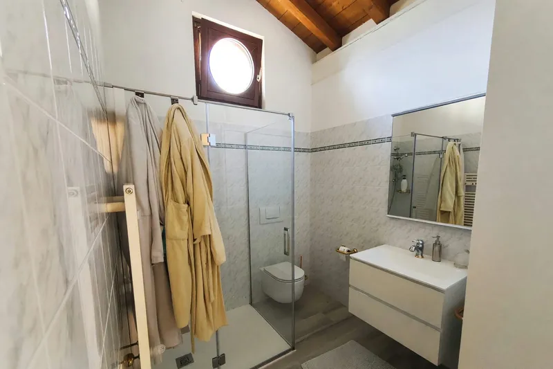 Elegante 4,5 vista lago ristrutturato con giardino privato a Capolago, Foto 14