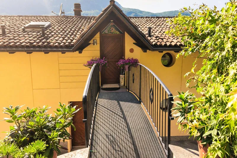 Elegante 4,5 vista lago ristrutturato con giardino privato a Capolago, Foto 21